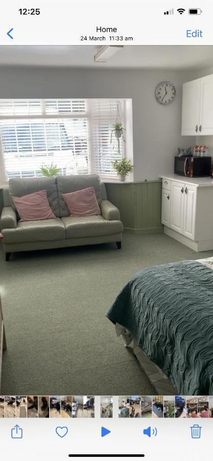 Barrs Court Beds Bed & Breakfast Warmley Exterior photo